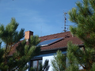Solární panel instalovaný na střeše rodinného domu